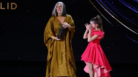 Sofía Otero llorando tras entregar el Goya a Ane Gabarain Sofía Otero llorando tras entregar el Goya a Ane Gabarain