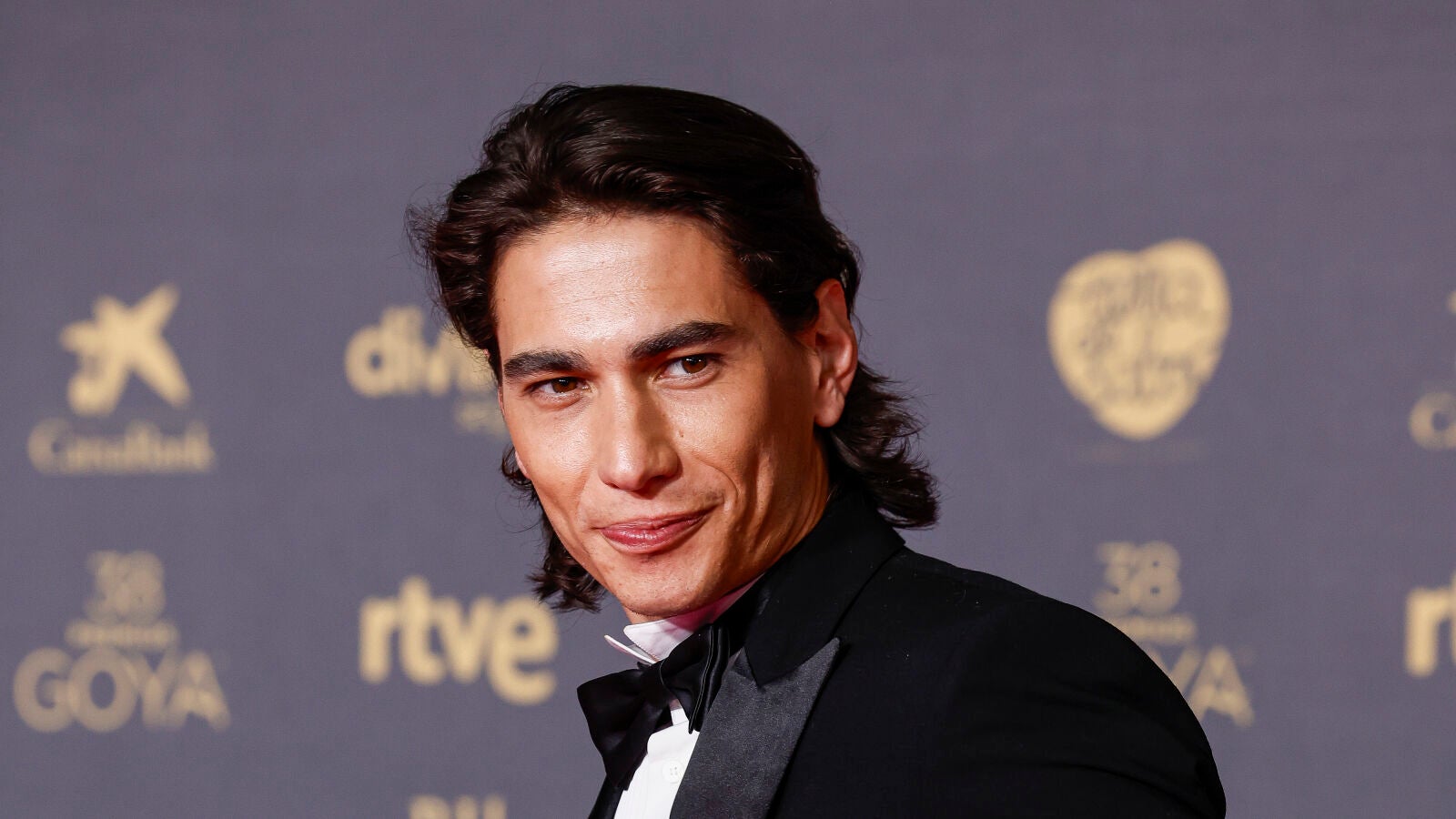 Enzo Vogrincic sale corriendo al ser preguntado por Aitana en los Goya