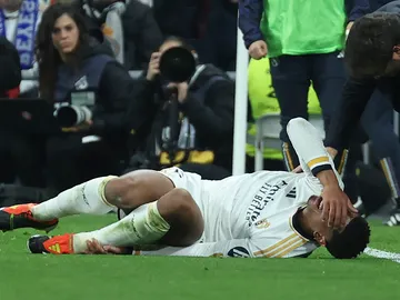 Jude Bellingham se duele en el césped tras torcerse el tobillo Jude Bellingham se duele en el césped tras torcerse el tobillo