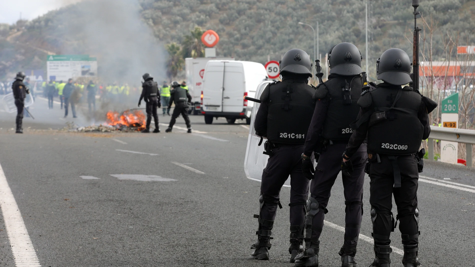 La policía carga contra los agricultores que han cortado la Autovía A92 a la altura de Huetor Tájar, Granada