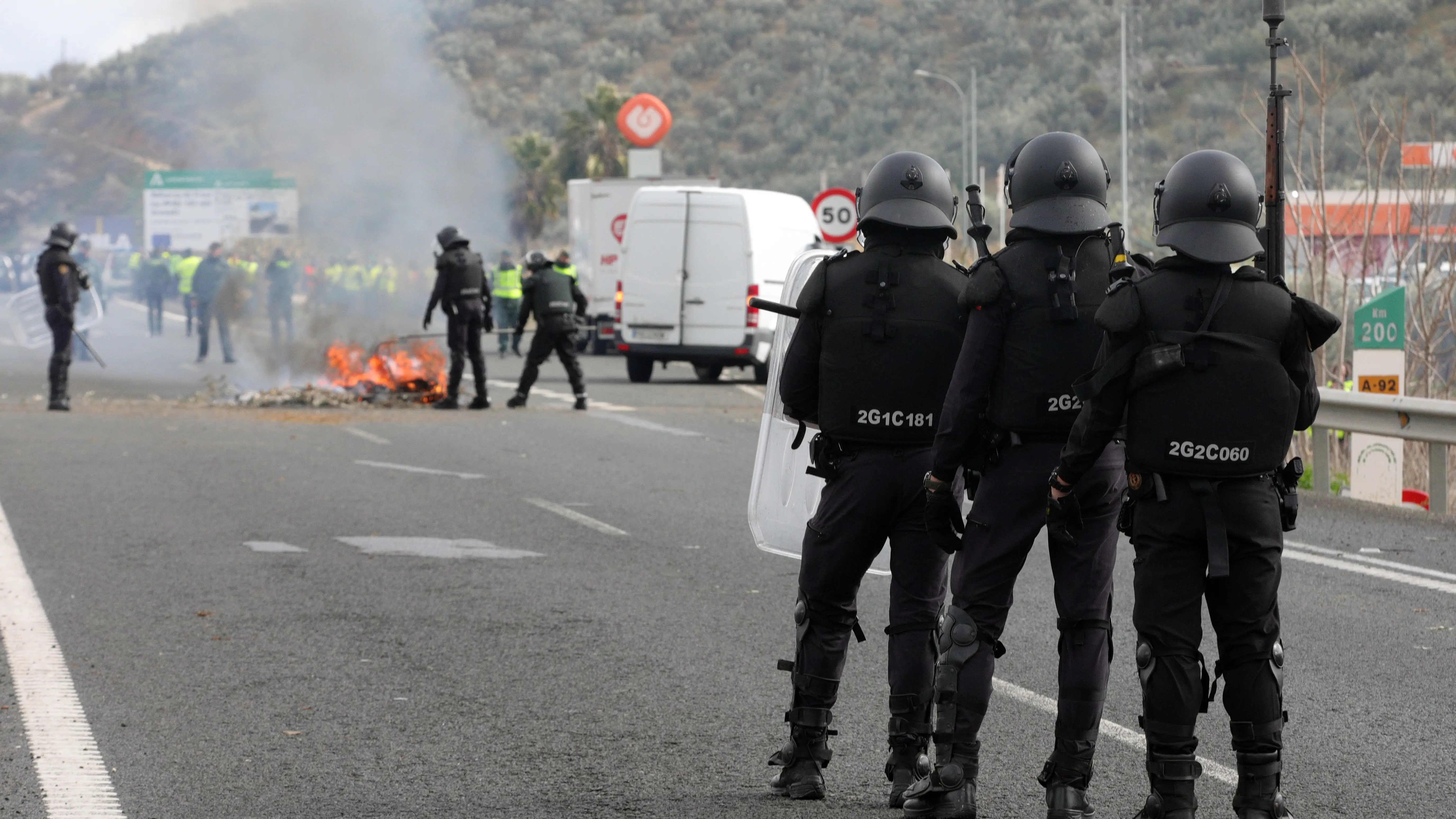 La polic&iacute;a carga contra los agricultores que han cortado la Autov&iacute;a A92 a la altura de Huetor T&aacute;jar, Granada
