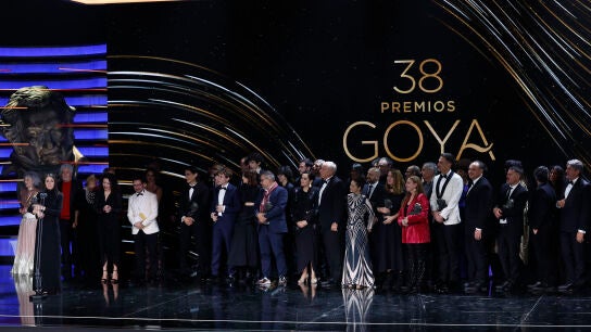 El equipo de la pel&iacute;cula 'La sociedad de la nieve' tras recibir el Goya a Mejor pel&iacute;cula