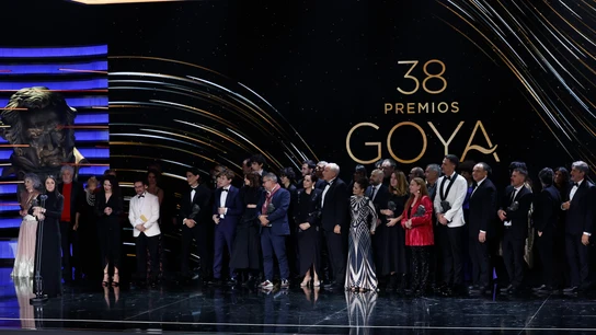 El equipo de la película 'La sociedad de la nieve' tras recibir el Goya a Mejor película El equipo de la película 'La sociedad de la nieve' tras recibir el Goya a Mejor película