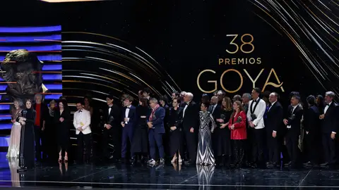 El equipo de la película 'La sociedad de la nieve' tras recibir el Goya a Mejor película