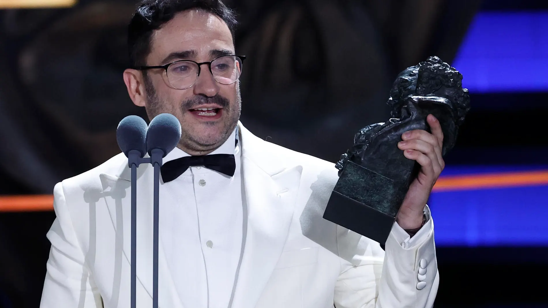 El realizador Juan Antonio Bayona tras recibir el Goya a ´Mejor dirección´ por su película ´La sociedad de la nieve´ durante la ceremonia de entrega de la 38 edición de los Premios Goya celebrada este sábado en Valladolid