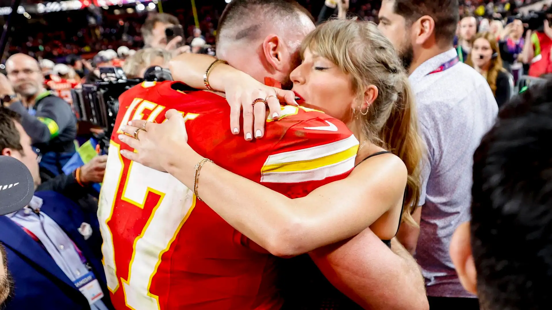 El abrazo de Taylor Swift a Taylor Kelce