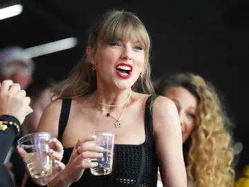 Taylor Swift bebiendo duante el partido de la Superbowl Taylor Swift bebiendo duante el partido de la Superbowl