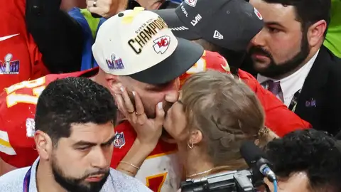 Taylor Swift y Travis Kelce en la Super Bowl Taylor Swift y Travis Kelce en la Super Bowl