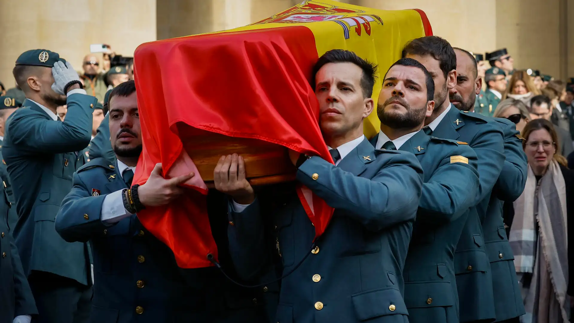 Compañeros de uno de los guardias civiles muertos en Barbate Compañeros de uno de los guardias civiles muertos en Barbate