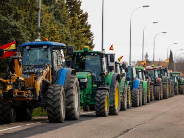 Varios tractores listos para el inicio de la marcha por la Comunidad de Madrid, convocada por las organizaciones agrarias Asaja, COAG y UPA, este lunes en la localidad madrileña de Titulcia. 