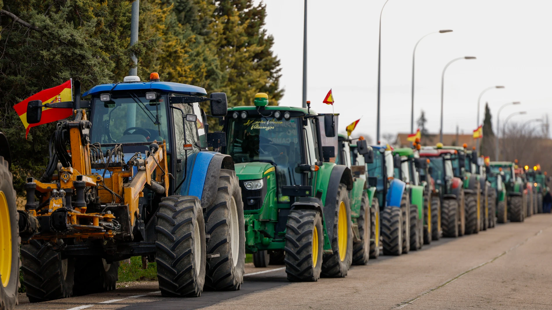 Varios tractores listos para el inicio de la marcha por la Comunidad de Madrid, convocada por las organizaciones agrarias Asaja, COAG y UPA, este lunes en la localidad madrileña de Titulcia. 