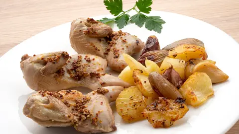 Codornices asadas con patatas y chalotas, de Arguiñano: "Una receta con un resultado de órdago" Codornices asadas con patatas y chalotas, de Arguiñano: "Una receta con un resultado de órdago"
