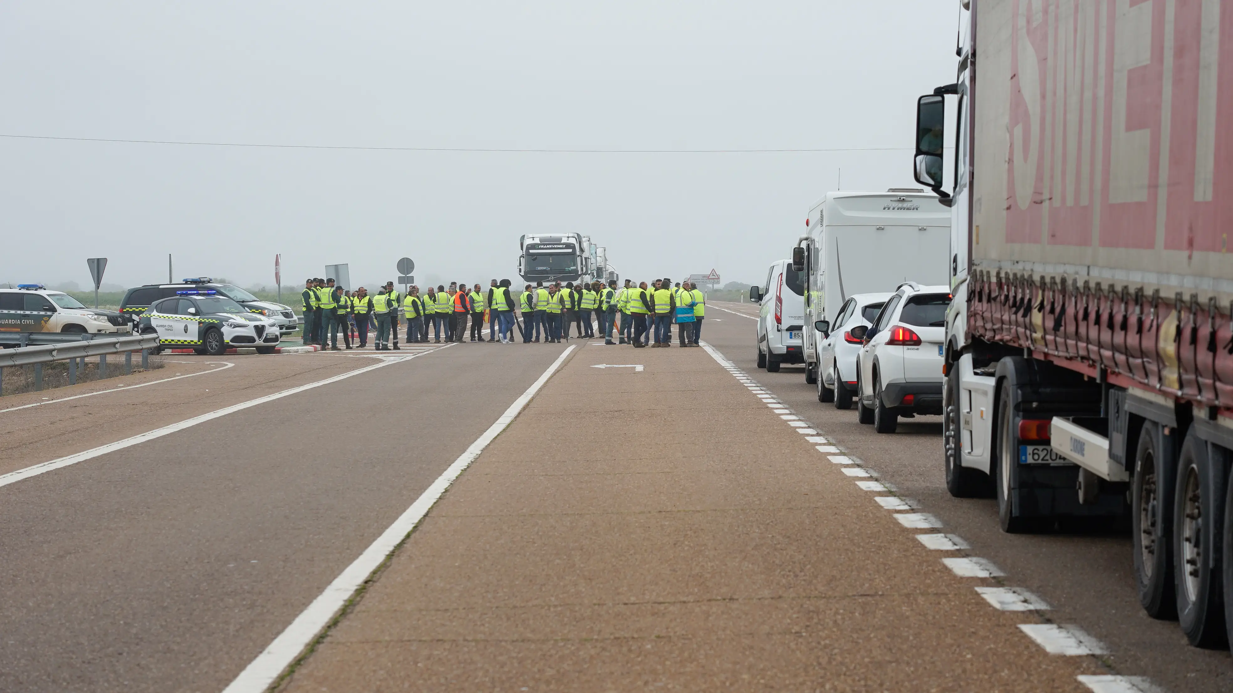 Agricultores y ganaderos se reúnen en la n-430 Agricultores y ganaderos se reúnen en la n-430