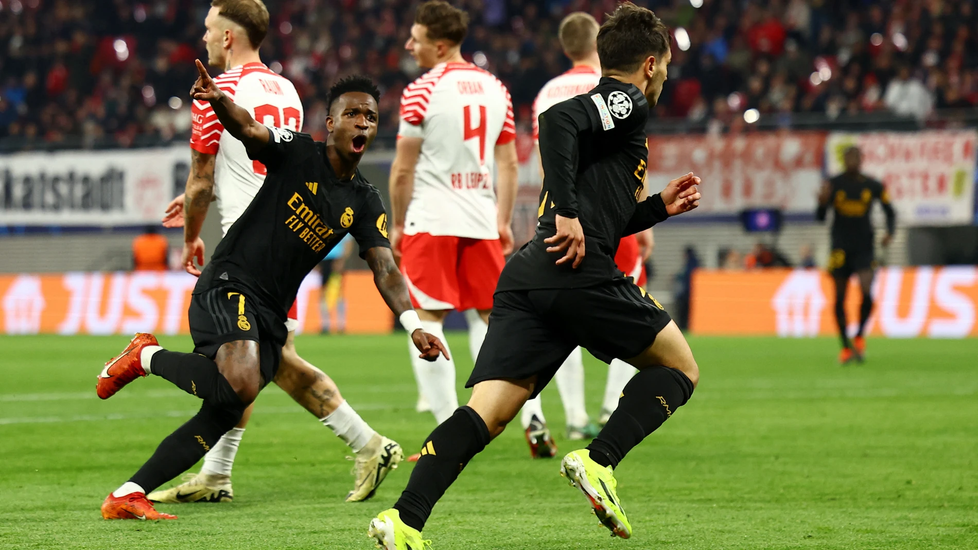 Brahim y Vinícius celebran el gol ante el Leipzig
