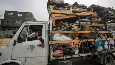 Palestinos en un camión con sus pertenencias evacuan Rafah Palestinos en un camión con sus pertenencias evacuan Rafah