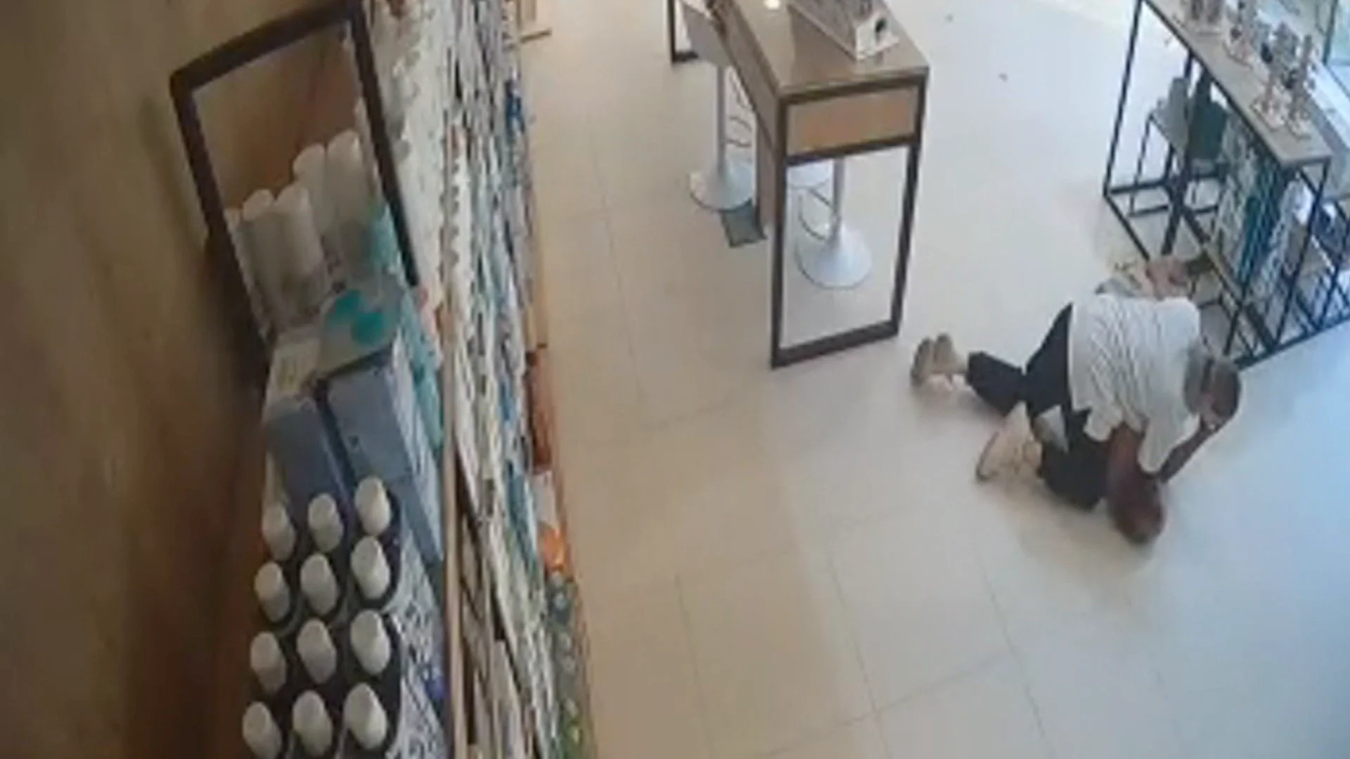 Reduce a un hombre violento en una farmacia Antena 3 Noticias