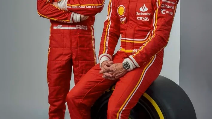 Carlos Sainz y Charles Leclerc durante la presentaci&oacute;n del SF-24