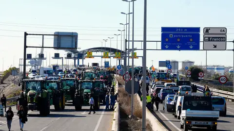 Tractores bloquean el acceso al Puerto de Tarragona, este martes