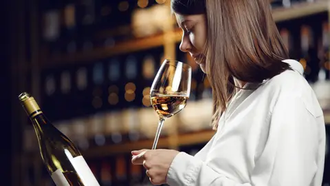 Mujer catando vino Mujer catando vino