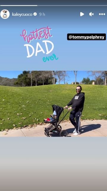 El actor Tom Pelphrey paseando a su hija con Kaley Cuoco, Matilda