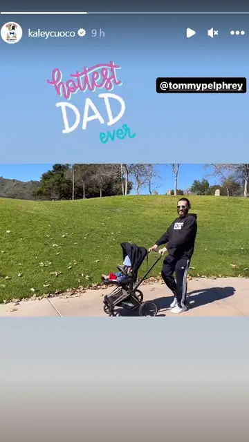 El actor Tom Pelphrey paseando a su hija con Kaley Cuoco, Matilda El actor Tom Pelphrey paseando a su hija con Kaley Cuoco, Matilda