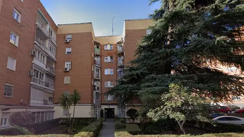 Edificio en el q ue hallaron los cadáveres de un hombre y su madre mayor sin signos de violencia en Aluche (Madrid) Edificio en el q ue hallaron los cadáveres de un hombre y su madre mayor sin signos de violencia en Aluche (Madrid)