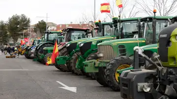 Tractores cortando el tráfico en una carretera