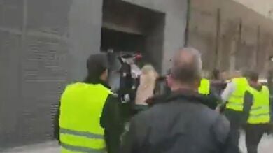 Agricultores zarandean el coche de Fernando López Miras en plenas protestas e impiden la salida de la Asamblea