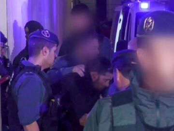 Agentes de la Guardia Civil trasladan a los detenidos