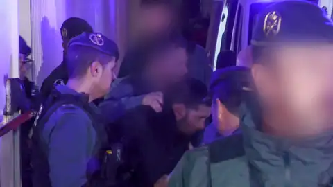 Agentes de la Guardia Civil trasladan a los detenidos Agentes de la Guardia Civil trasladan a los detenidos