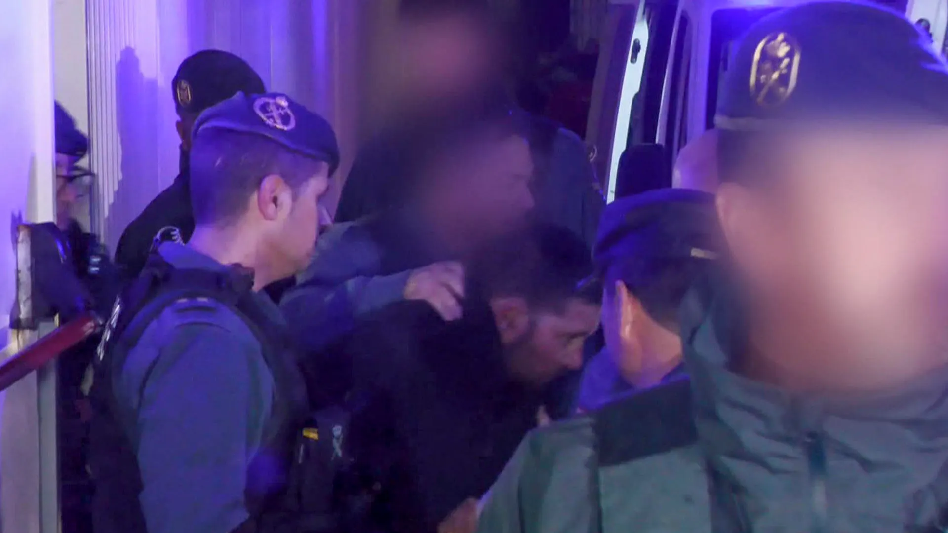 Agentes de la Guardia Civil trasladan a los detenidos Agentes de la Guardia Civil trasladan a los detenidos