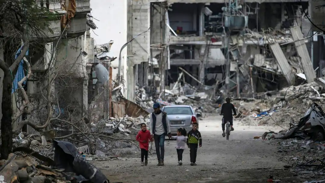 Una familia palestina camina entre la destrucción en el campo de refugiados de Al Bureije (Gaza) Una familia palestina camina entre la destrucción en el campo de refugiados de Al Bureije (Gaza)
