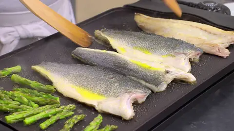 Sazona los lomos de las lubinas y riégalos con un poco de aceite Sazona los lomos de las lubinas y riégalos con un poco de aceite