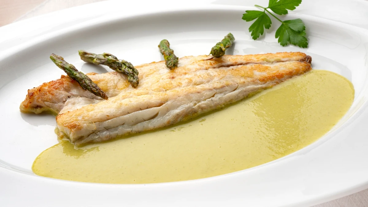 La receta de Arguiñano: lubina a la plancha en 5 minutos con espárragos La receta de Arguiñano: lubina a la plancha en 5 minutos con espárragos