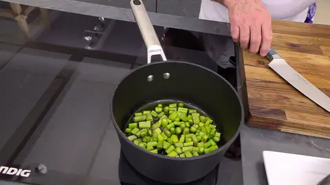 Corta los tallos en rodajas, añádelos a la cazuela y rehógalos Corta los tallos en rodajas, añádelos a la cazuela y rehógalos