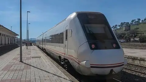 Tren en la estación de Renfe en Cáceres Tren en la estación de Renfe en Cáceres