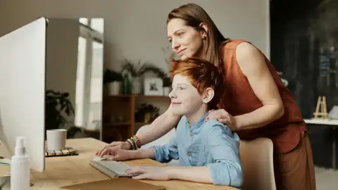 Madre e hijo navegando en internet Madre e hijo navegando en internet