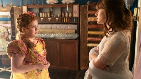 Nicola Coughlan como Penelope Featherington y Claudia Jessie como Eloise Bridgerton en la tercera temporada de Los Bridgerton