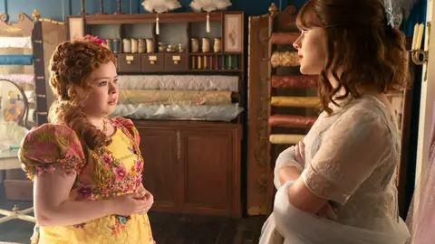 Nicola Coughlan como Penelope Featherington y Claudia Jessie como Eloise Bridgerton en la tercera temporada de Los Bridgerton Nicola Coughlan como Penelope Featherington y Claudia Jessie como Eloise Bridgerton en la tercera temporada de Los Bridgerton