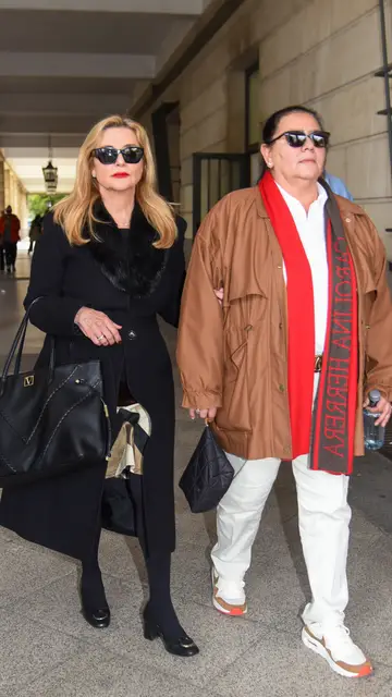 María del Monte sale del juzgado acompañada de su mujer, Inmaculada Casal María del Monte sale del juzgado acompañada de su mujer, Inmaculada Casal