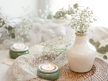 Flores y velas aromáticas Flores y velas aromáticas
