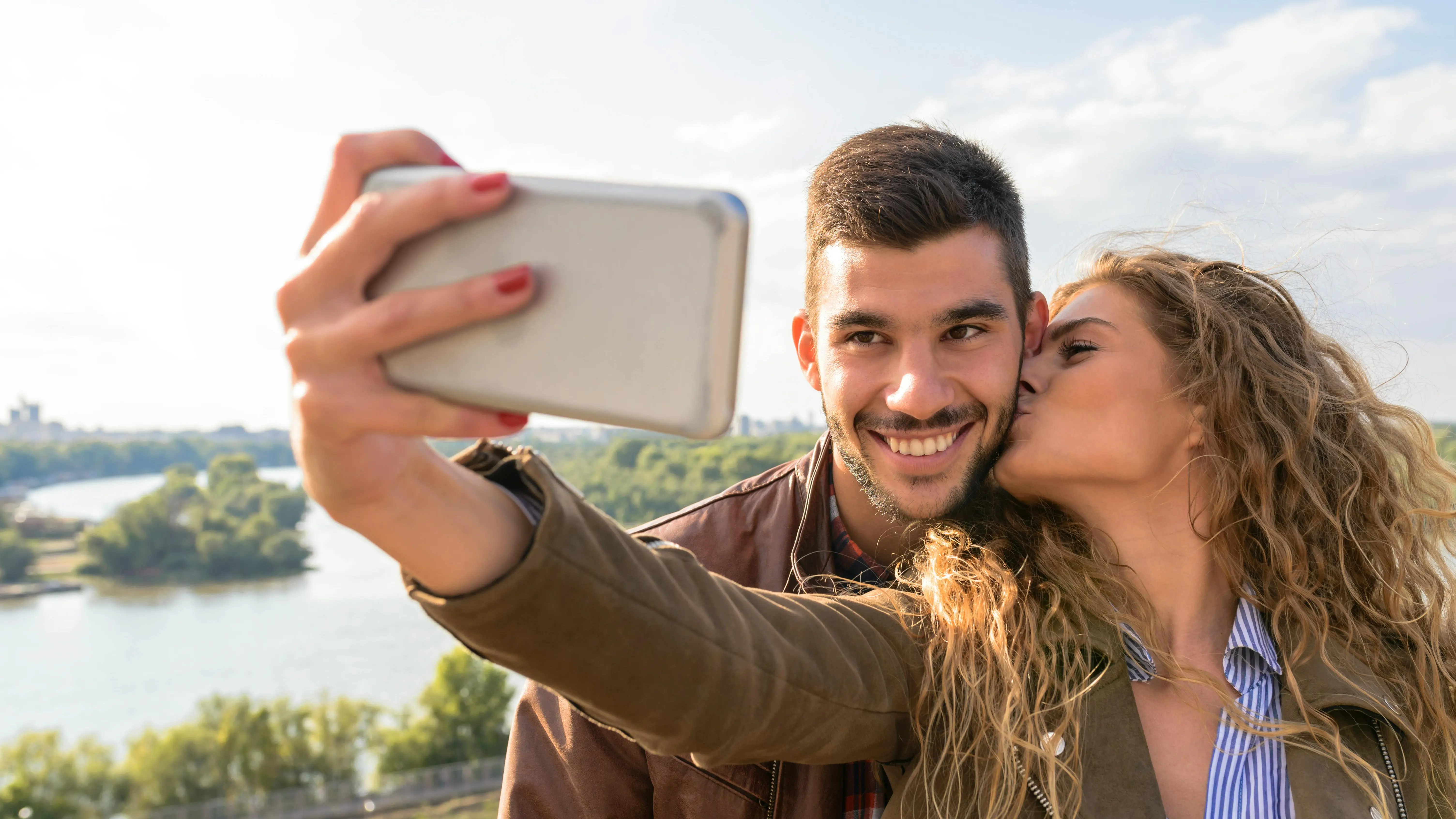 Pareja haciéndose un selfie Pareja haciéndose un selfie