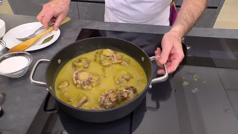 Retira la carne de la olla y pásala a una tartera. Retira la carne de la olla y pásala a una tartera.