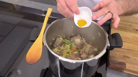 Añade 20 granos de pimienta, el curry, el orégano, la hoja de laurel y la sidra Añade 20 granos de pimienta, el curry, el orégano, la hoja de laurel y la sidra