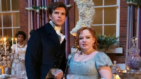 Nicola Coughlan como Penelope Featherington y Luke Newton como Colin Bridgerton en la temporada 3 Nicola Coughlan como Penelope Featherington y Luke Newton como Colin Bridgerton en la temporada 3
