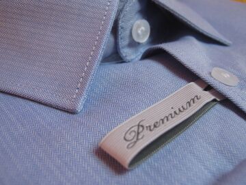 Etiqueta 'premium' en una prenda de ropa