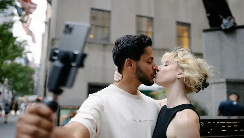 Selfie de una pareja dándose un beso
