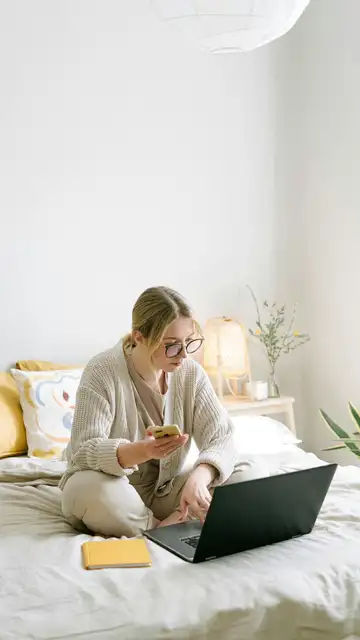 Mujer navegando en el ordenador y el móvil Mujer navegando en el ordenador y el móvil