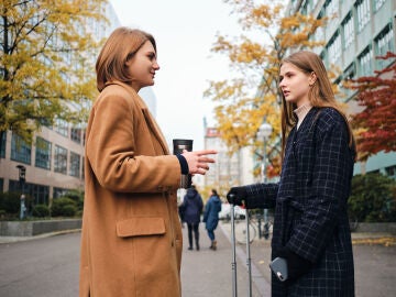 Chicas hablando en la calle
