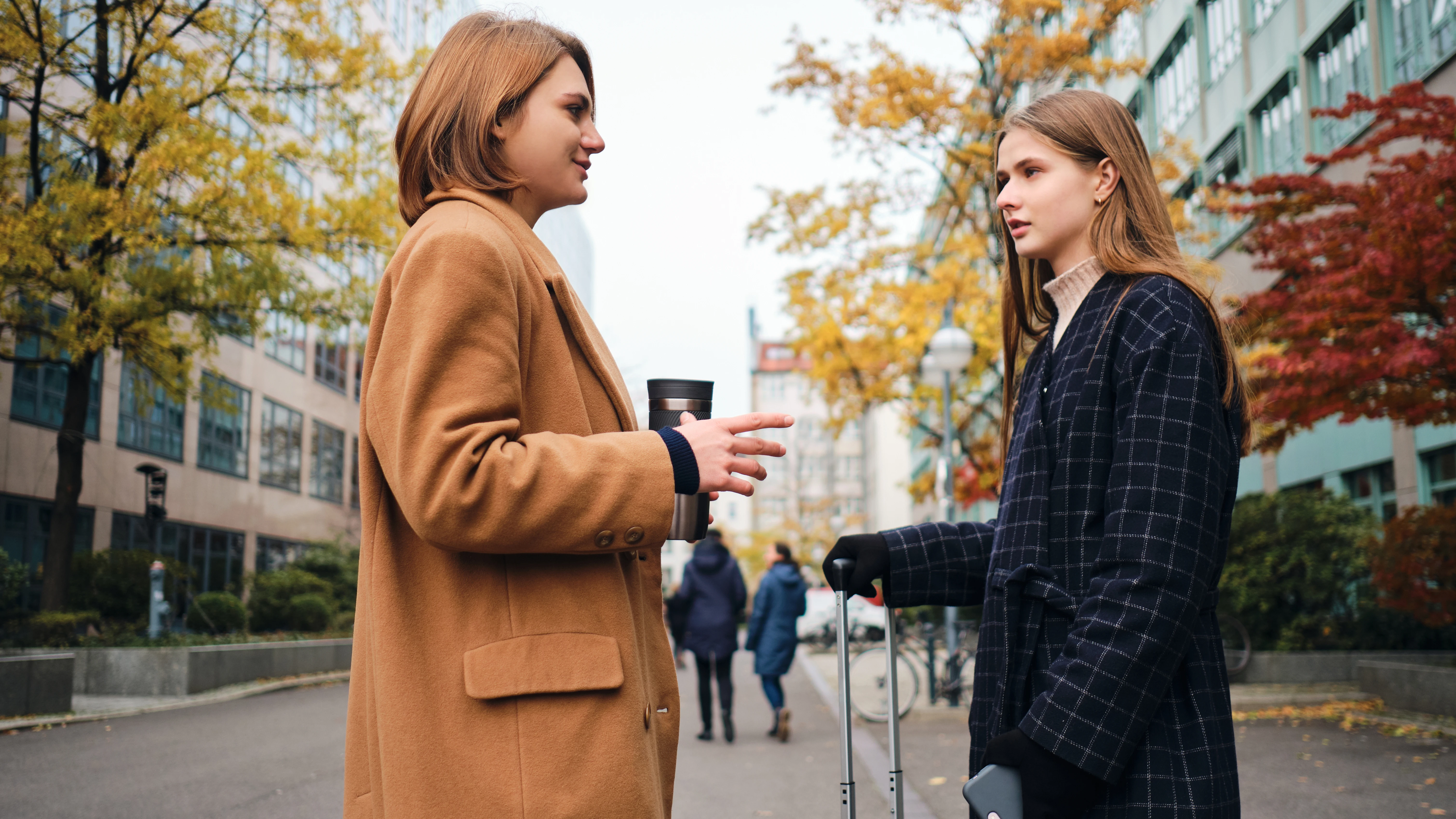 Chicas hablando en la calle Chicas hablando en la calle